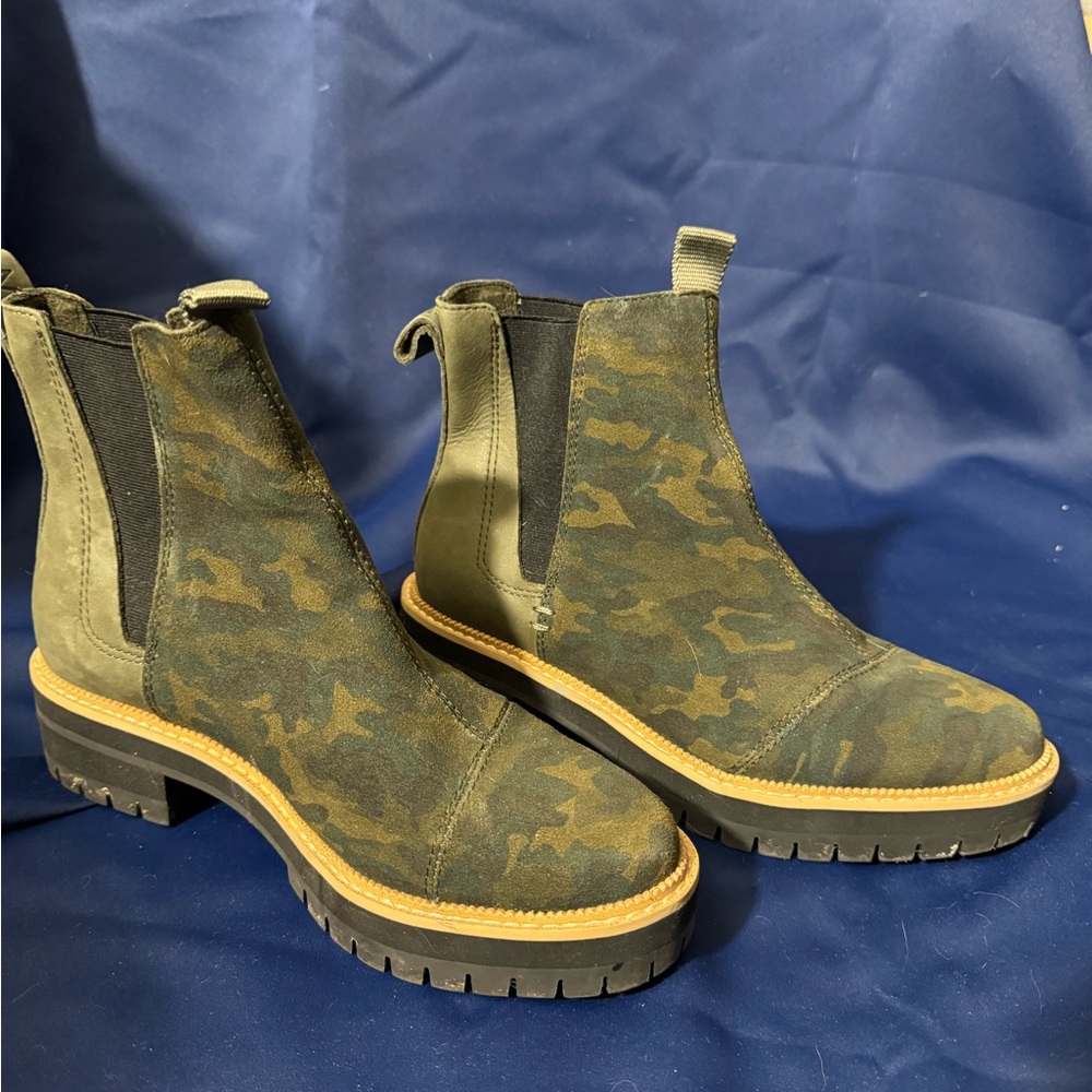 Toms Green Camouflage Ankle Boots Size 7 NWOT